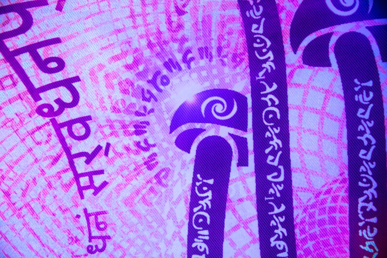 Puede incluir: Un primer plano de una tela con estampado morado y blanco con un dise&ntilde;o repetido de una espiral y una l&iacute;nea curva. La tela tiene una superficie texturizada y un brillo sutil.