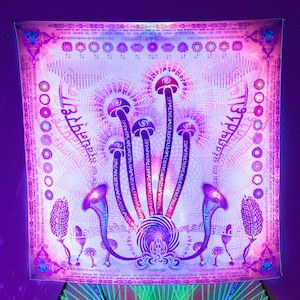 Puede incluir: Un tapiz psicod&eacute;lico con un dise&ntilde;o central de cinco setas moradas y rosas con intrincados patrones y l&iacute;neas en espiral. El fondo es de color rosa vibrante con un patr&oacute;n repetitivo de c&iacute;rculos y formas geom&eacute;tricas.