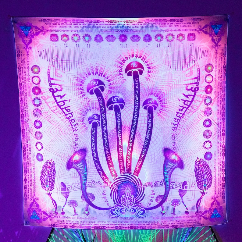 Puede incluir: Un tapiz psicod&eacute;lico con un dise&ntilde;o central de cinco setas moradas y rosas con intrincados patrones y l&iacute;neas en espiral. El fondo es de color rosa vibrante con un patr&oacute;n repetitivo de c&iacute;rculos y formas geom&eacute;tricas.