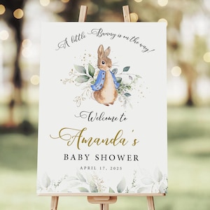 Letrero de bienvenida para baby shower de Peter Rabbit, póster editable de conejito azul para baby shower, decoraciones para fiesta de Peter Rabbit, diseño de eucalipto Canva #PR