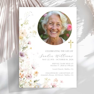 Könnte beinhalten: Gedenkkarte mit Foto einer lächelnden Frau, umgeben von einem floralen Design in Pastellfarben. Der Text lautet "Celebrating the Life of Sandra Williams" mit Daten und Service-Details. Enthält ein goldenes Kreuz.
