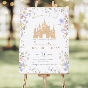 Könnte beinhalten: Ein weißes Schild auf einer Staffelei mit floralen Akzenten und dem Text "Once Upon a Time". Es kündigt "Samanta's First Birthday" mit dem Datum 28. August 2026 und einer Schlossillustration an. Das Schild enthält eine RSVP-Telefonnummer.