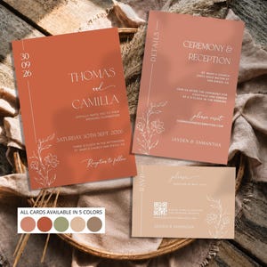 Peut inclure: Un ensemble de trois cartes d'invitation de mariage dans des tons terre cuite et beige avec des motifs floraux blancs, une typographie fine à empattements et un QR code. Les cartes présentent des textes comme Thomas et Camilla et RSVP.