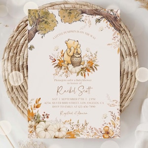 Pode incluir: Um convite para chá de bebê com Ursinho Pooh, um pote de mel, abóboras e detalhes florais. O convite diz "A Little Pumpkin is on the Way" e inclui detalhes para o chá de bebê de Rachel Scott.