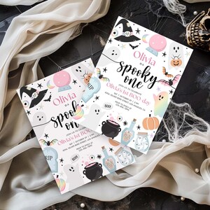 K&ouml;nnte beinhalten: Zwei rechteckige Einladungskarten mit wei&szlig;em Hintergrund und bunten Halloween-Illustrationen, darunter Geister, ein Hexenhut, eine Kristallkugel, ein Kessel, ein Grabstein und K&uuml;rbisse. Der Text lautet Olivia is a SPOOKY one.