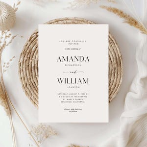 Op de afbeelding: Een minimalistische huwelijksuitnodiging met een witte achtergrond en zwarte tekst. De uitnodiging luidt: "U bent van harte uitgenodigd voor de bruiloft van Amanda Richardson en William Johnson. Zaterdag 9 augustus 2023 om 17:00 uur. St. Mary's Church, San Diego, Californi&euml;. Diner en dansen volgen."