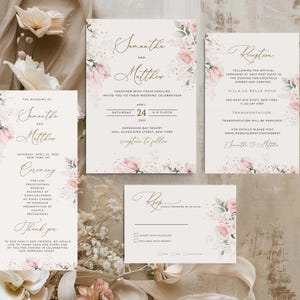 Könnte beinhalten: Ein Hochzeitspapeterie-Set bestehend aus Einladungskarte, Empfangskarte, Zeremonieprogramm und Antwortkarte. Jedes Teil ist auf cremefarbenem Karton mit zarten rosa Blumenillustrationen, grünem Blattwerk und elegantem goldenem Text gedruckt.