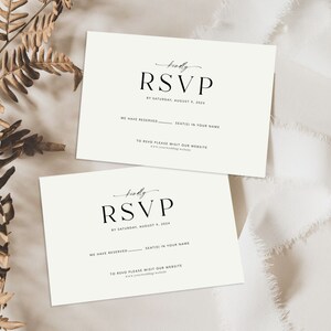 Op de afbeelding: Twee witte RSVP-kaarten met zwarte tekst. De tekst luidt "Kindly RSVP by Saturday, August 4, 2024. We have reserved ______ seats in your name. To RSVP please visit our website: www.yourweddingwebsite.com"