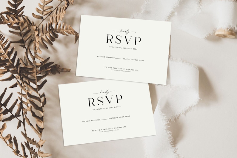 Op de afbeelding: Twee witte RSVP-kaarten met zwarte tekst. De tekst luidt "Kindly RSVP by Saturday, August 4, 2024. We have reserved ______ seats in your name. To RSVP please visit our website: www.yourweddingwebsite.com"
