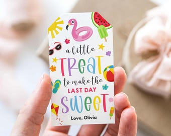 Op de afbeelding: Een wit rechthoekig cadeaulabel met een afgeschuinde bovenkant, voorzien van kleurrijke zomerse iconen zoals een flamingo-zwemband, watermeloen en zonnebril. De tekst luidt: a little TREAT to make the LAST DAY SWEET, Love, Olivia in diverse kleuren.