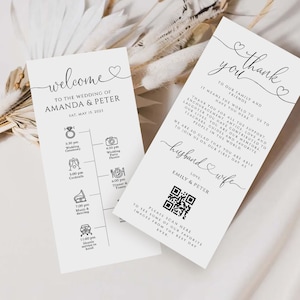 以下が含まれることがあります： 黒文字とアイコンが書かれた白い結婚式のカードが2枚。最初のカードには、「Amanda & Peter の結婚式へようこそ 土曜日 2023年5月15日」と書いてあり、結婚式当日のスケジュールが記載されています。2枚目のカードには、「ご家族とご友人の皆様へ 世界中から来ていただきありがとうございます。皆様のサポート、励まし、いたずら、愛、そして笑いのおかげで、私たちはここまで来ることができました。皆様は私たちのメンター、先生、ガイド、そして世界で最も大切な存在です。私たちが夫婦として初めての1日を過ごすこの日に、皆様と一緒にお祝いできることを心から嬉しく思います。愛を込めて、エミリー＆ピーター」と書いてあり、QRコードが記載されています。