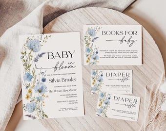 Może przedstawiać: Zestaw papeterii na baby shower zawierający duże zaproszenie, kartę z prośbą o książki dla dziecka oraz dwa bilety na loterię pieluszkową. Każdy element ma białe tło z niebiesko-żółtymi ilustracjami kwiatów.