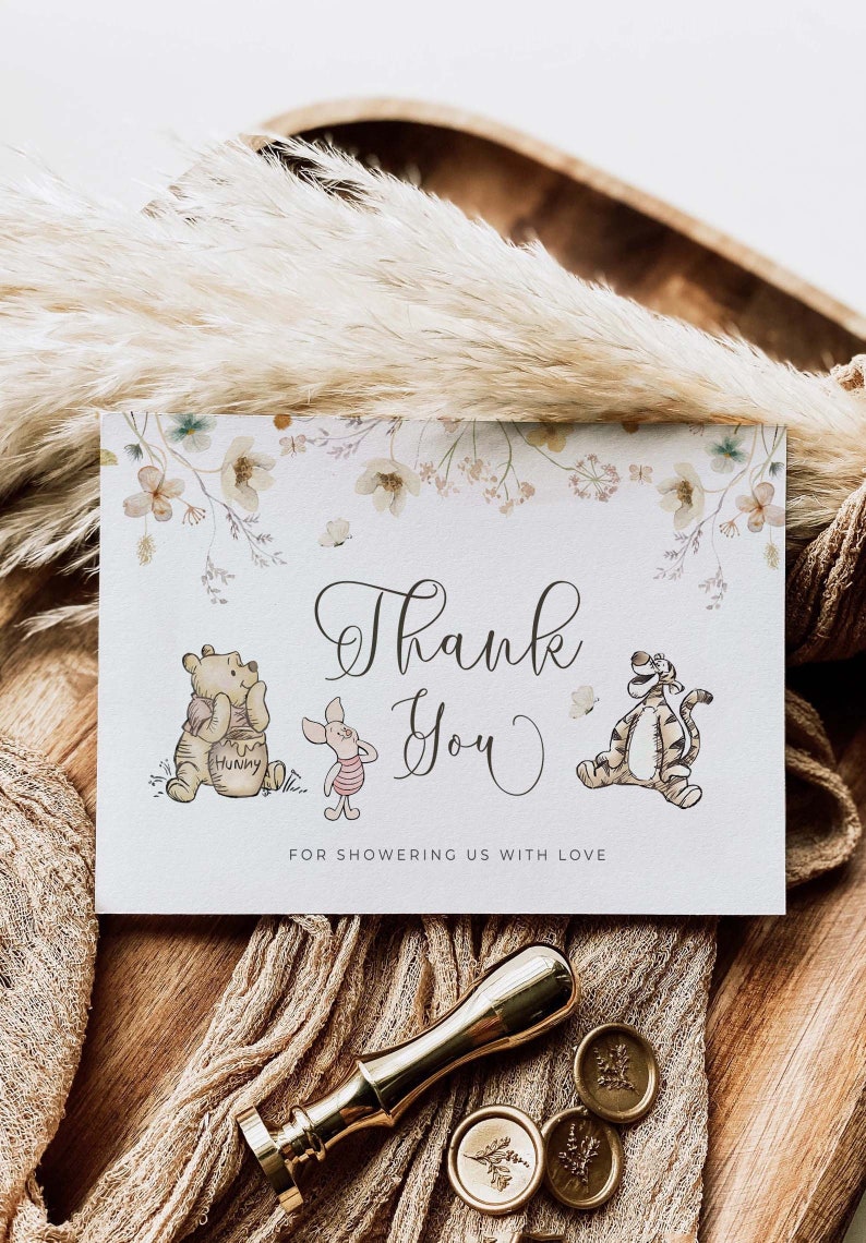Pode incluir: Um cart&atilde;o de agradecimento com um design floral e ilustra&ccedil;&otilde;es do Winnie the Pooh, Piglet e Tigr&atilde;o. O cart&atilde;o diz "Obrigado" e "Por nos presentear com amor".