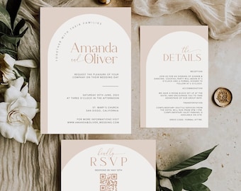 Könnte beinhalten: Ein Hochzeitspapeterie-Set bestehend aus einer großen Einladung, einer Detailkarte und einer RSVP-Karte mit QR-Code. Jedes Teil zeigt ein beiges Bogendesign auf weißem Grund mit schwarzem und roségoldenem Text.