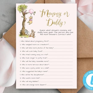 Puede incluir: Una tarjeta de juego para baby shower con el texto "Mommy or Daddy?" en escritura dorada. La tarjeta presenta una ilustración de Winnie the Pooh y solicita adivinar respuestas sobre los padres. La tarjeta está sobre un fondo rosa.