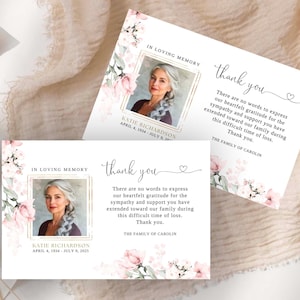 Plantilla de tarjeta de agradecimiento para funeral con notas de agradecimiento con flores en rosa ruborizado, plantilla conmemorativa imprimible y editable de Canva #FNRL