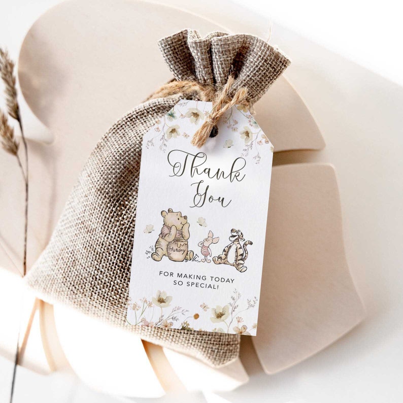 Pode incluir: Uma etiqueta de agradecimento branca com Winnie the Pooh, Piglet e Tigger. A etiqueta tem um design floral e o texto "Obrigado" e "Por tornar este dia t&atilde;o especial!"