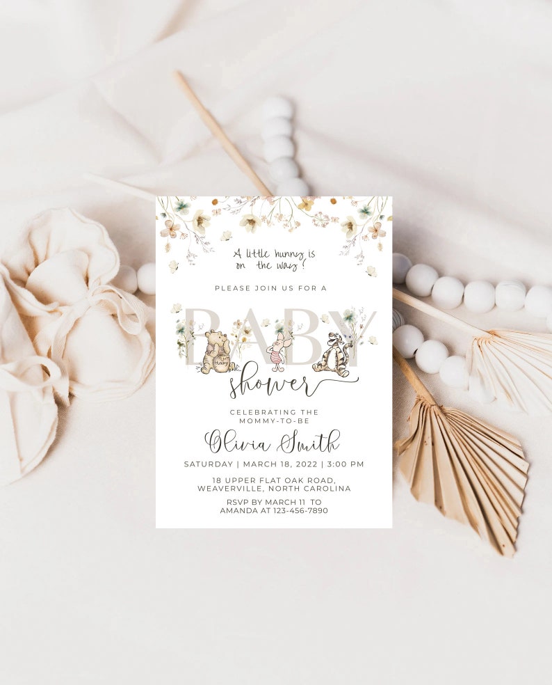 Pode incluir: Um convite para um ch&aacute; de beb&ecirc; com tema Winnie the Pooh com uma borda floral. O convite diz "Por favor, junte-se a n&oacute;s para um Ch&aacute; de Beb&ecirc;" e inclui o nome "Olivia Smith", a data "18 de mar&ccedil;o de 2022" e a hora "15:00".