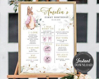 Könnte beinhalten: Ein druckbarer erster Geburtstagsplakat mit einer niedlichen Hasenillustration mit einer rosa Schleife. Das Plakat enthält Details über die Geburt des Kindes, sein Gewicht, seine Größe, seine Lieblingsessen, Spielzeuge und Lieder. Das Plakat ist mit goldenem Glitzer und Aquarellblättern verziert.