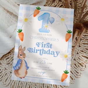 Invito per il primo compleanno di Peter Rabbit Invito per il primo compleanno di un coniglietto blu Un coniglietto compie un anno Modello Canva modificabile e stampabile #PR