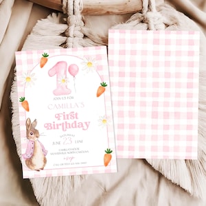 Invito modificabile per il primo compleanno di Peter Rabbit. Invito per il primo compleanno di una bambina con coniglietto rosa. Un coniglietto che compie un anno, digitale o stampato. PRP.