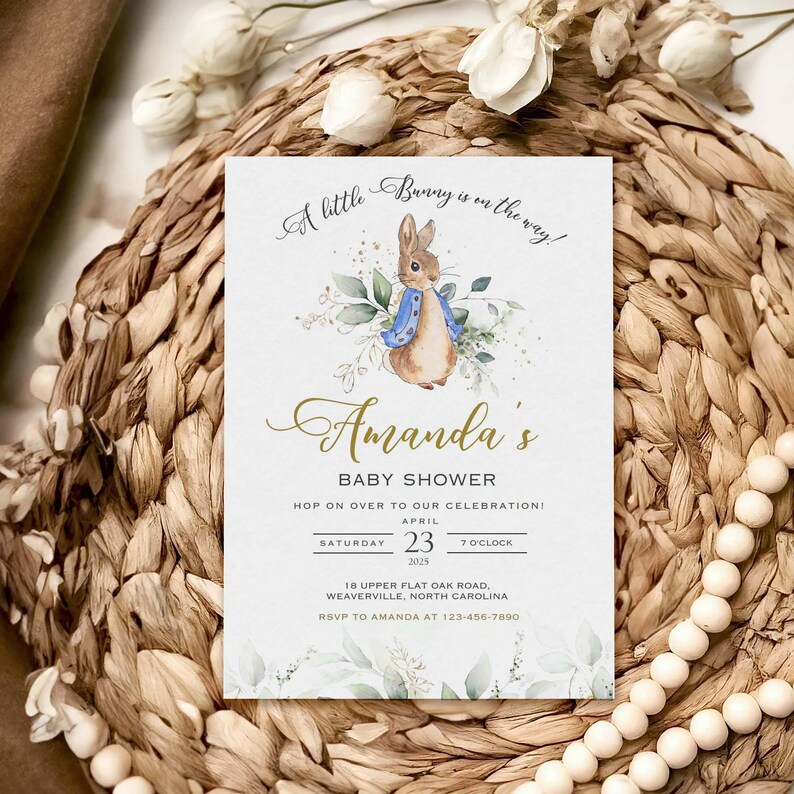 Peut inclure: Une invitation &agrave; une f&ecirc;te pr&eacute;natale avec une illustration aquarelle d'un lapin portant une veste bleue. L'invitation est pour la f&ecirc;te pr&eacute;natale d'Amanda le samedi 23 avril &agrave; 19h. L'adresse est 18 Upper Flat Oak Road, Weaverville, Caroline du Nord. RSVP &agrave; Amanda au 123-456-7890.