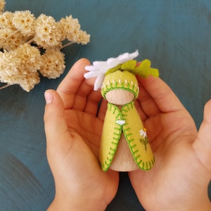 Daisy Felt Peg Doll: Waldorf Season Table Decoration