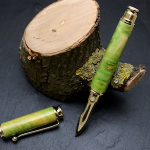 Handgemaakte rollerballpen van gestabiliseerd esdoornhout – groen-geel | Elegante houten pen met 24-karaats gouden details | Cadeau voor mannen en vrouwen
