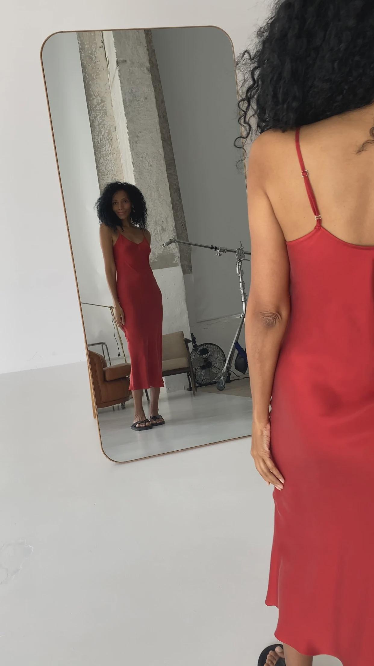 16mm mulberry silk sleeveless v neck back shift dress unlined SilkSilky 100% Spaghetti Strap Deep Midi with V-Back Design, Dark Green / M avoid rough surfaces Model info 5 ft 9.3 in SilkSilky 100% Mulberry Silk Spaghetti
