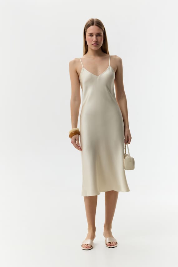 16mm mulberry silk sleeveless v neck back shift dress unlined SilkSilky 100% Spaghetti Strap Deep Midi with V-Back Design, Dark Green / M avoid rough surfaces Model info 5 ft 9.3 in SilkSilky 100% Mulberry Silk Spaghetti