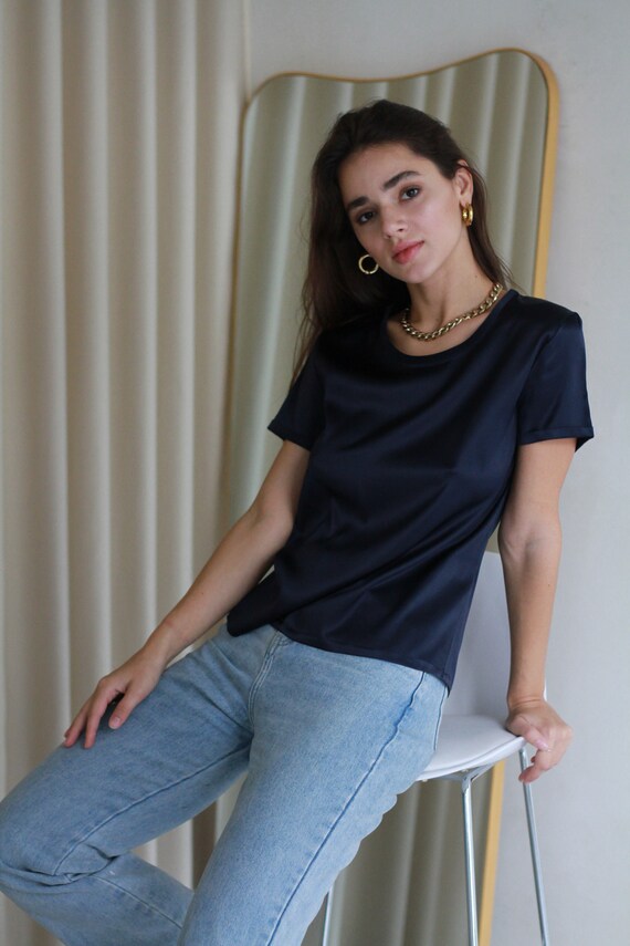Camiseta de seda para mujer en azul marino Blusa de seda azul marino con  cuello redondo y manga corta para mujer Top de seda para oficina Camiseta  de