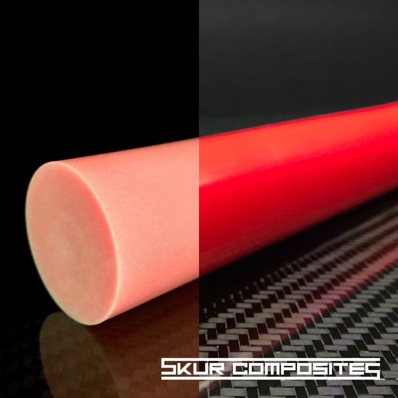 Może przedstawiać: Zbliżenie na okrągły pręt z żywicy w kolorze czerwonym i r&oacute;żowym. Pręt jest gładki i błyszczący. Tło jest czarne.