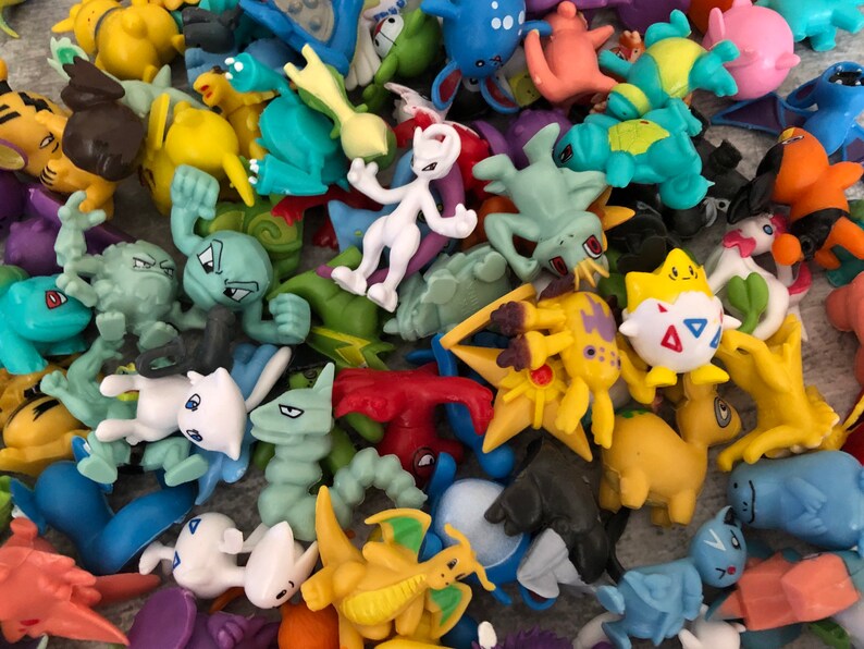 Może przedstawiać: Duża kolekcja kolorowych plastikowych figurek r&oacute;żnych postaci Pokemon&oacute;w. Figurki są w r&oacute;żnych pozach i wyrażają r&oacute;żne emocje, a niekt&oacute;re trzymają przedmioty, takie jak Pok&eacute;balle.