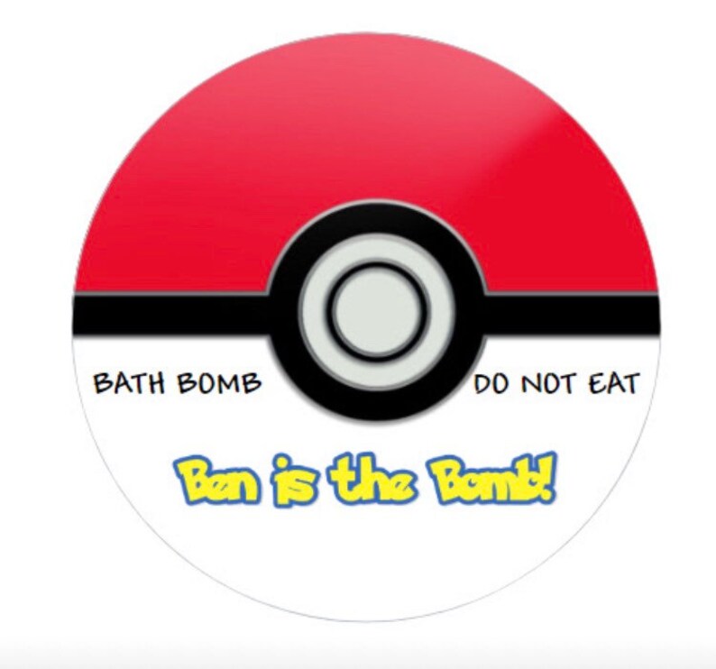 Może przedstawiać: Czerwona, biała i czarna bomba do kąpieli w kształcie Pok&eacute; Balla z napisem "Bath Bomb" i "Do Not Eat" na g&oacute;rze oraz napisem "Ben is the Bomb!" na dole.
