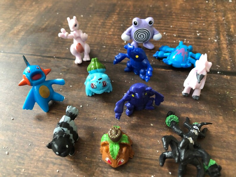 Może przedstawiać: Kolekcja dziesięciu małych plastikowych figurek Pokemon&oacute;w. Figurki są w r&oacute;żnych kolorach, w tym niebieskim, r&oacute;żowym, zielonym i czarnym. Figurki są w r&oacute;żnych pozach, a niekt&oacute;re mają detale, takie jak oczy, usta i pazury.