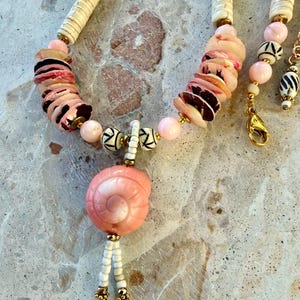 Collar con cuentas de coral rosa