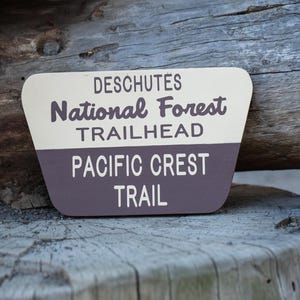 Réplica del cartel forestal del Deschutes National Pacific Crest Trail