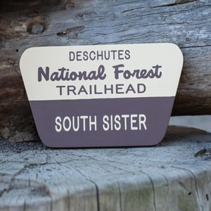 Réplica del cartel forestal de Deschutes National South Sister Lakes