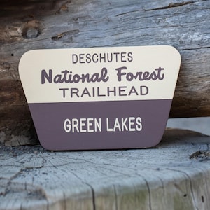 Réplica del cartel forestal de Green Lakes, Bosque Nacional Deschutes