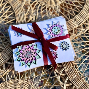 Caixa com 2 cartões de felicitações inspirados em hena em branco com flores em aquarela