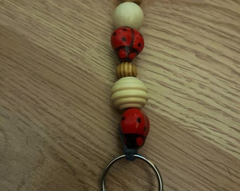 Cordão joaninha vermelho, miçangas de vidro, acessório de miçangas, presentes de madeira, presente feito à mão, presente para professor, acessórios, porta-crachá de enfermeira.