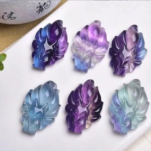 Pendentif renard en fluorite arc-en-ciel sculpté naturel - Neuf queues, 30 mm