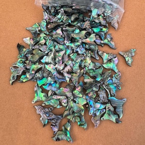 10 Stück 15 x 12 mm natürliche kalibrierte Abalone Muschel Horn Fishtail Anhänger Perle DIY für die Schmuckherstellung