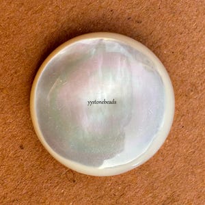 Puede incluir: Juego de tres tazas de cerámica color crema con esmalte moteado. Cada taza presenta un diseño floral pintado a mano en tonos azules, verdes y amarillos. Las tazas tienen una forma simple y redondeada y un asa.