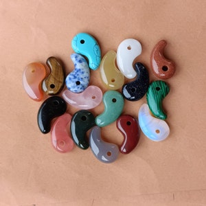 Lote mixto de 6 cuentas colgantes de Magatama de cristal de chakra de 30 mm con piedras preciosas para regalo, cuarzo rosa, ojo de tigre, opalita, turquesa, jade blanco, jaspe rojo.