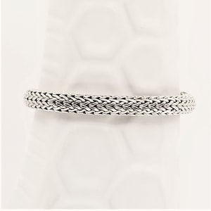 Peut inclure: Un bracelet en argent avec un motif de chaîne tissée.