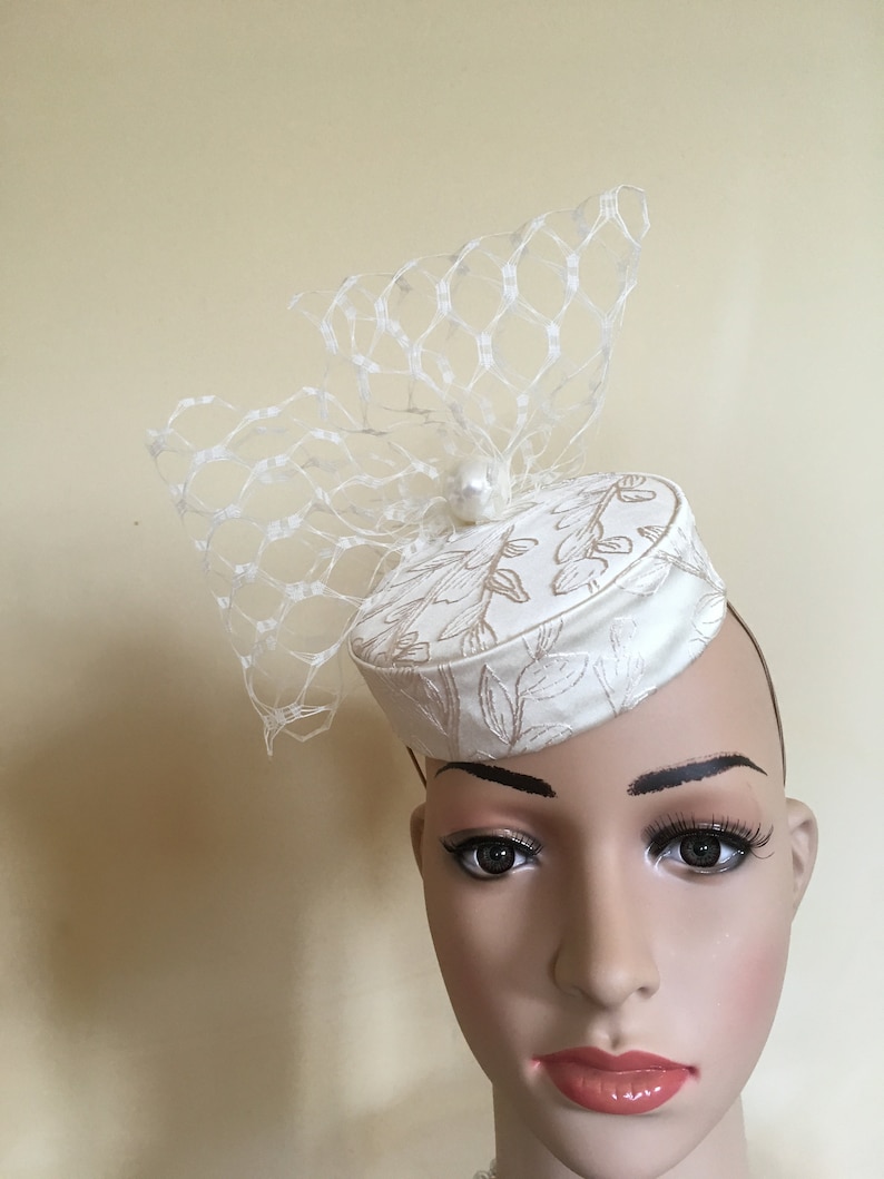Ivory brocade wedding hat.Ivory satin pillbox.Ivory wedding hat.Ivory brides hat.Ivory wedding hats.ivory pillbox hat.Wedding hats.Pillbox.