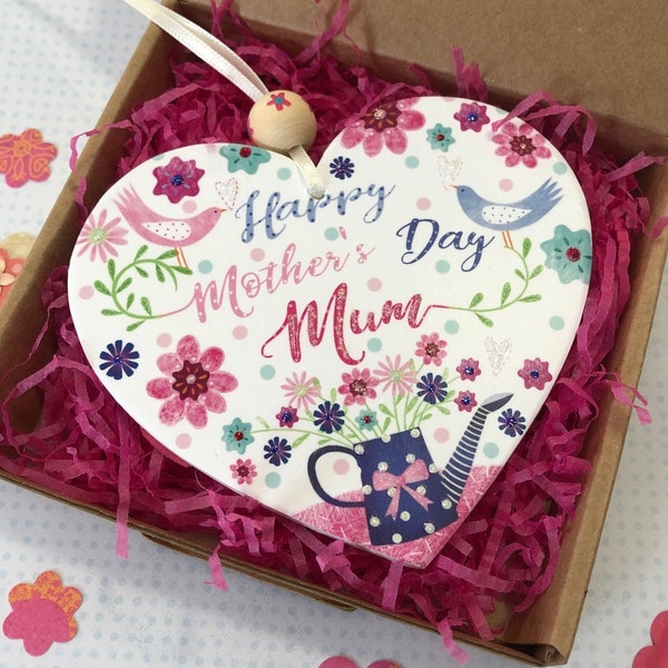 Joli cadeau de cœur souvenir de la fête des mères. Option pour envoyer directement avec message. Emballage cadeau. Perle peinte à la main, ruban de soie. Boîte en papier de soie
