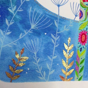 Op de afbeelding: Een blauwe aquarel achtergrond met accenten van bladgoud. De achtergrond heeft een verscheidenheid aan gestileerde planten en bloemen. De accenten van bladgoud zijn in de vorm van bladeren en takken.