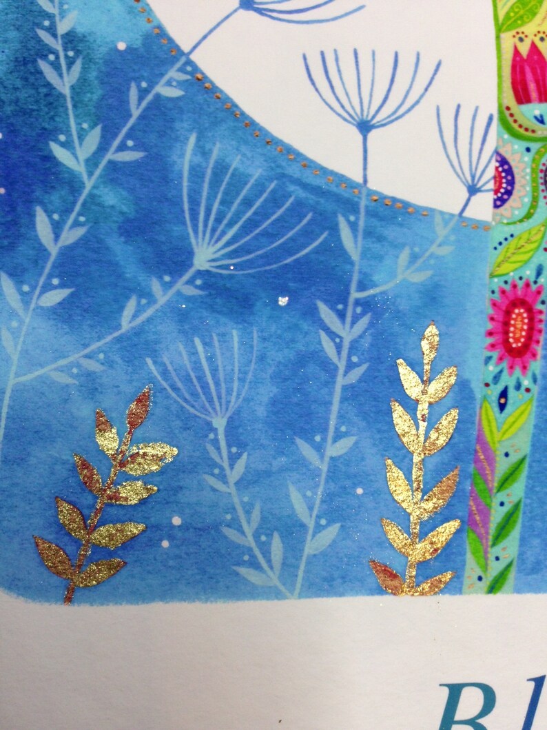Op de afbeelding: Een blauwe aquarel achtergrond met accenten van bladgoud. De achtergrond heeft een verscheidenheid aan gestileerde planten en bloemen. De accenten van bladgoud zijn in de vorm van bladeren en takken.